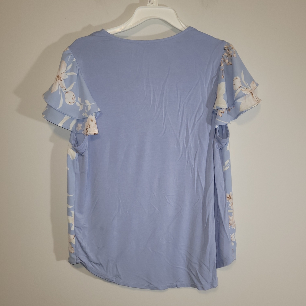 RW&CO Floral Blue V Neck Blouse Flutter Sleeve Romantic Top M - Picture 7 of 7
